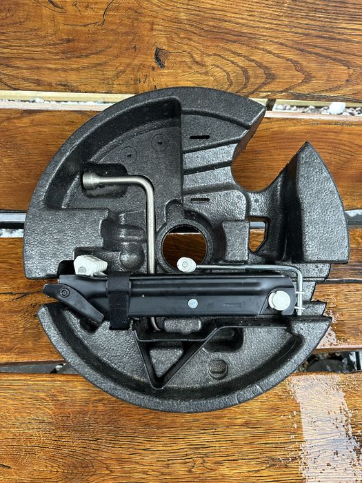 Бмв органайзер в докатку r17,домкрат,балонний,башмак