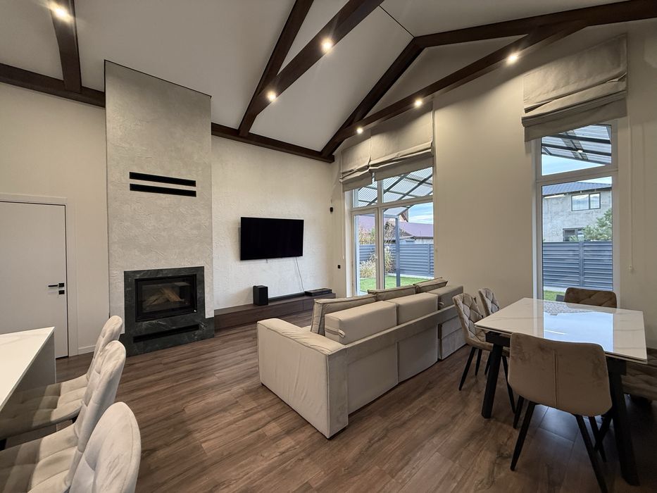 Продаж будинку з дизайнерським ремонтом та меблями у с.Боратин