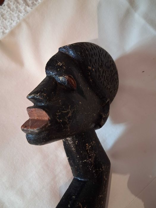 Efígie africana (anos 60/70) em pau-preto artesanal vinda de Angola.