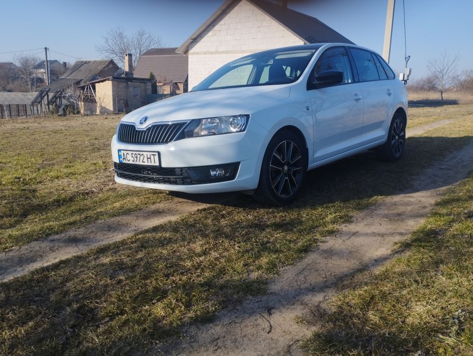 Продам автомобіль skoda rapid 2015 року. 1.6 дизель. 90к.с.
