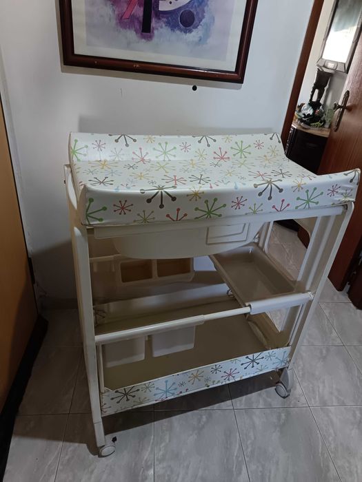 Fraldário para bebé com banheira