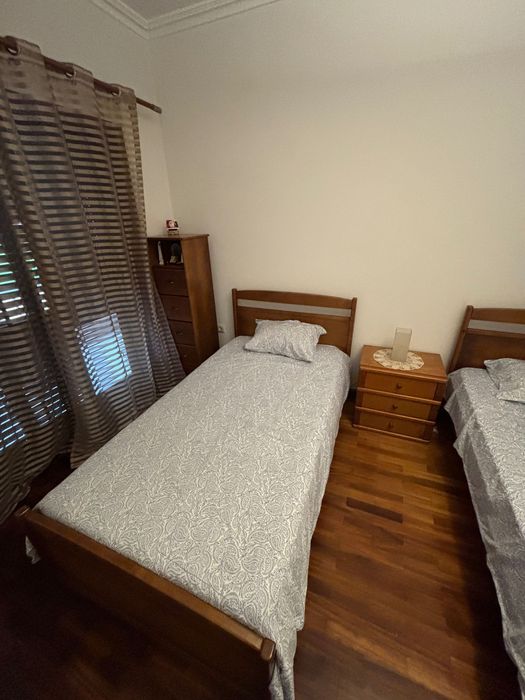 Camas de solteiro em madeira maciça