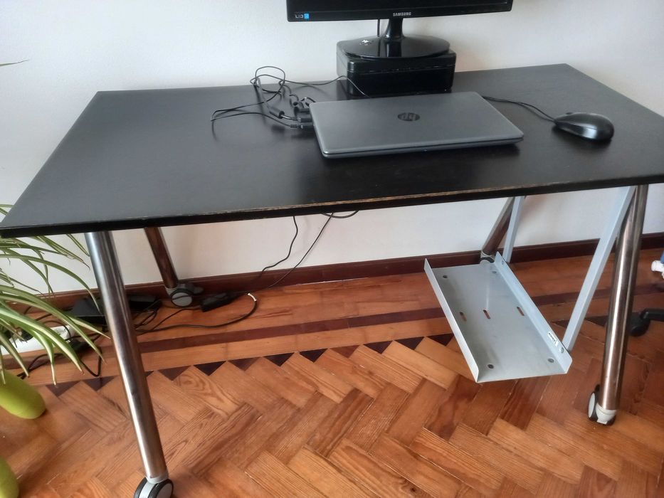 Vendo secretária, usada mas em bom estado.