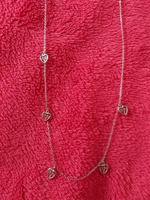 Srebny naszyjnik w serduszka