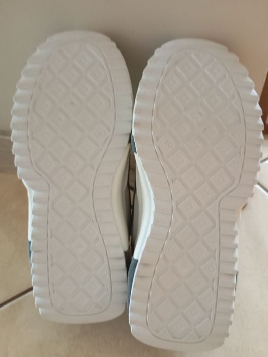 Sprzedam szare buty
