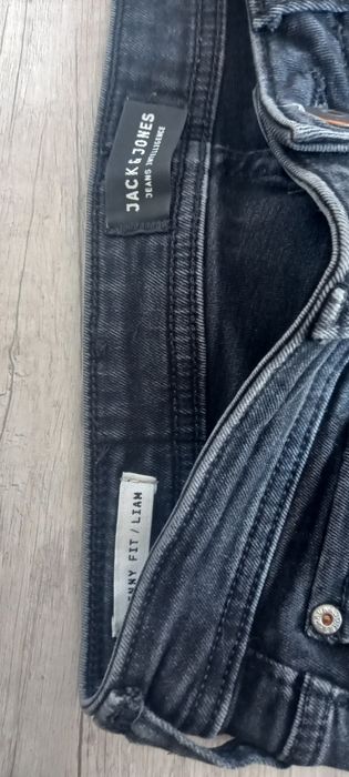 Jeansy z rozdarciami M