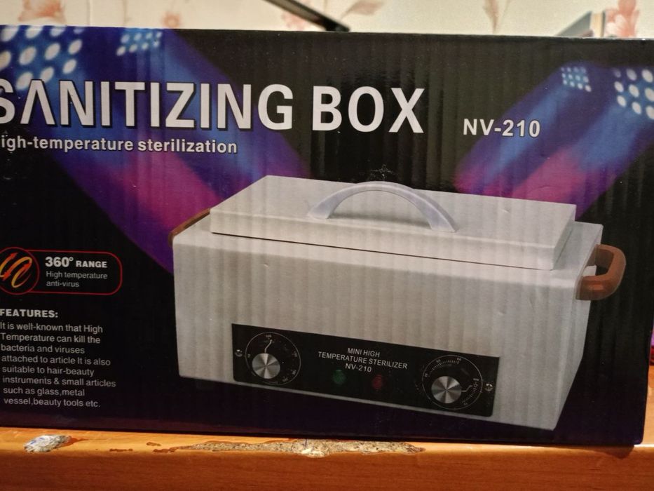 Стільци, лампи, стерілізатор, фрезер для манікюра