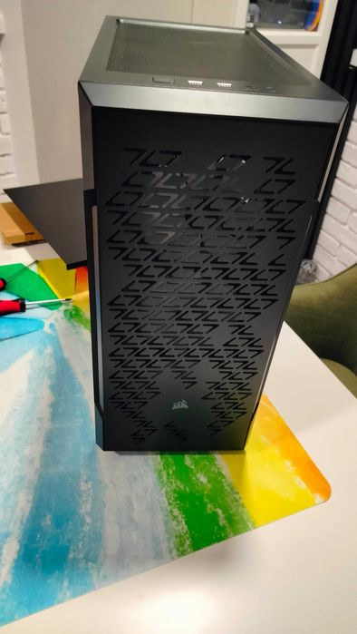 Obudowa Corsair 220T Airflow RGB + 4 wentyle RGB + HUB + karton