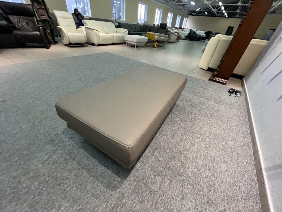 Великий шкіряний пуфік на ніжках