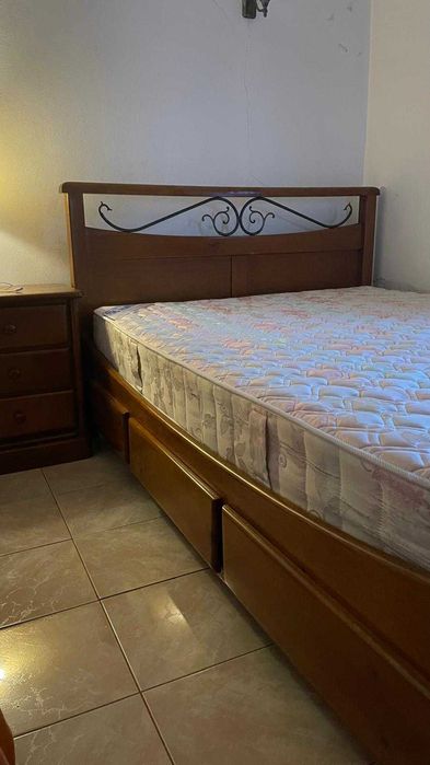 Conjunto Cama, Colchão e mesas de cabeceira