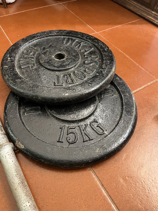 Halteres e barras de musculação