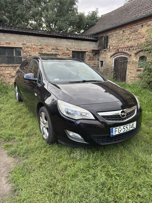 Opel astra J 2011r. LPG ,fotele comfortowe,grzana kierownica.NOWE SPRZEGŁO i OPONY. Skrzynia po regeneracji.