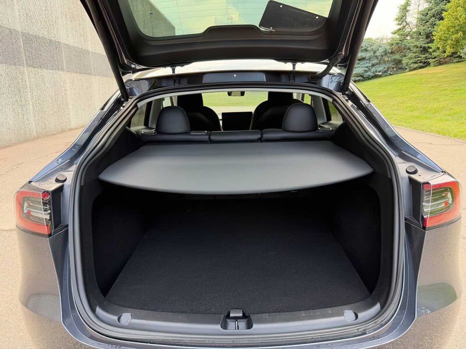 Tesla Model Y      2023