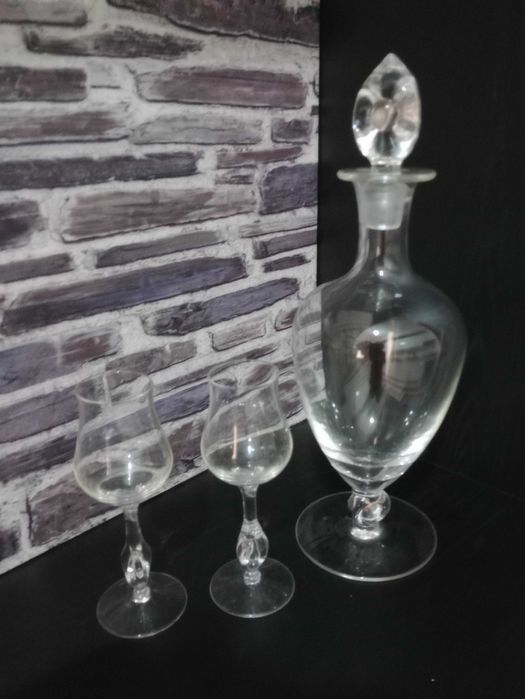 Conjunto Garrafa Licor grande trabalhada + 2 cálices .Cristal Atlantis