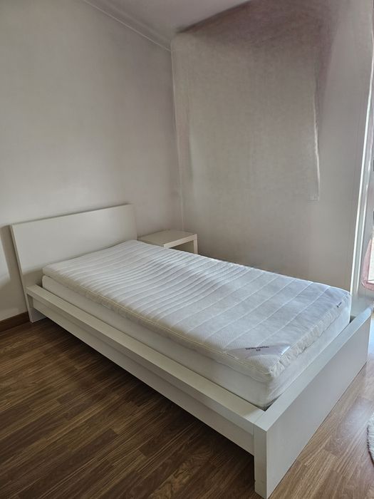 Cama individual+estrado+colchão+ sobrecolchão e oferta cubo mesinha