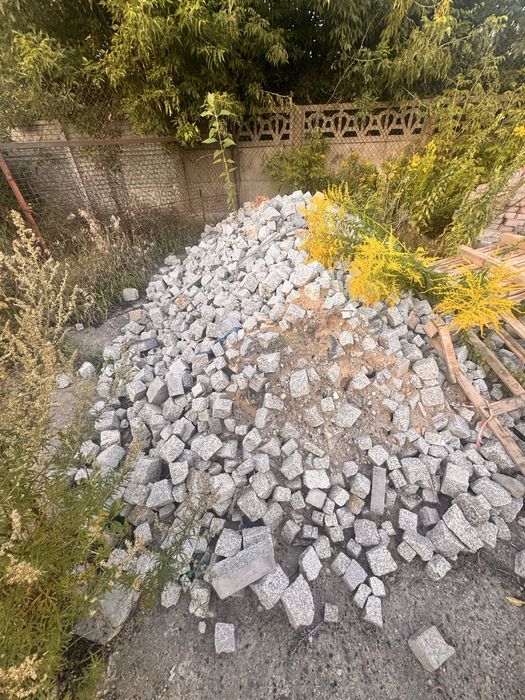 Kostka granitowa cieto-lupana na szt