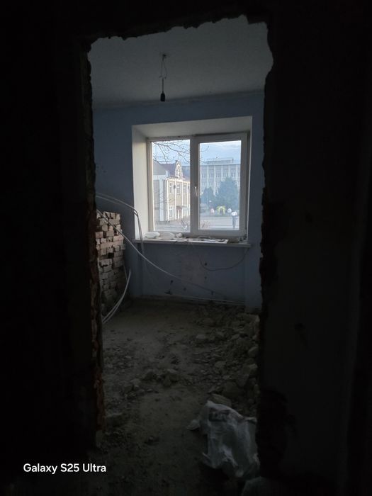 Продам чотирикімнатну квартиру в центрі тисмениці, дешево!