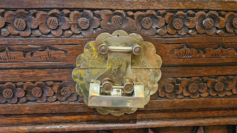 Charmoso baú entalhado a mão, com cadeado