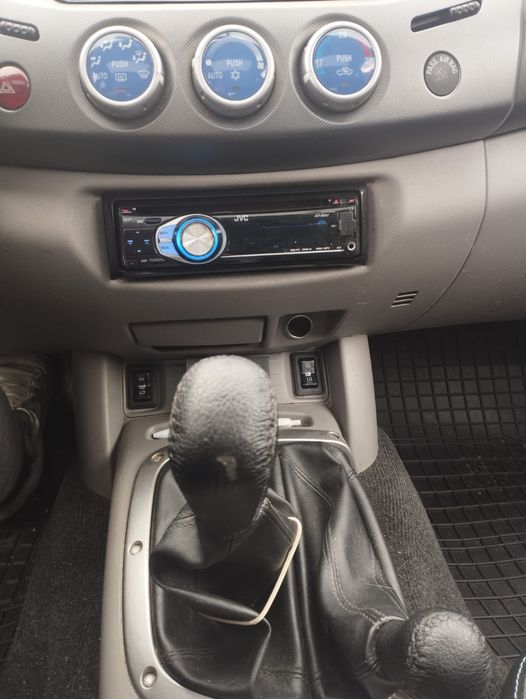 Mitsubishi l200 4x4 de 2006  2.5d
Em óptimo estado nunca fez todo o terreno, de dono muito cuidadoso 
Com todos os extras 
Bancos em pele
Ar condicion