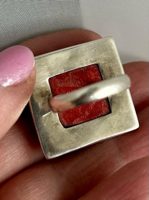 Piękny, masywny, elegancki srebrny pierścionek z koralem - regulowany.