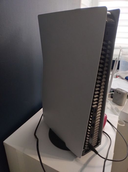Konsola PlayStation 5 1 TB stan bardzo dobry