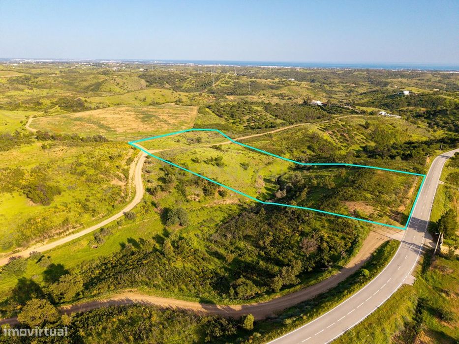 Terreno Rústico com acesso por estrada alcatroada e vista mar
