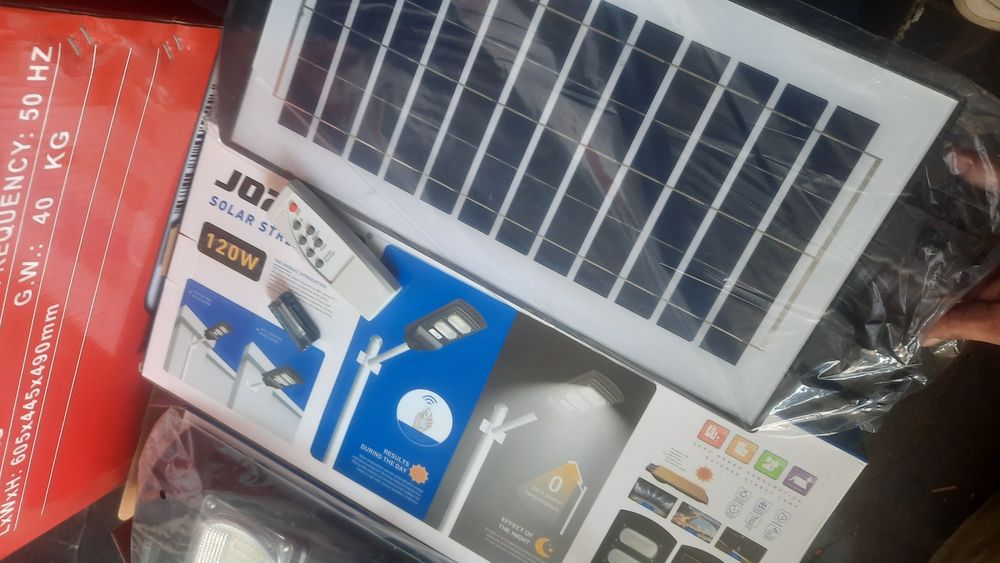 Focos led ip66 painel solar de 60 a 240w luz branca c/sensor e comando