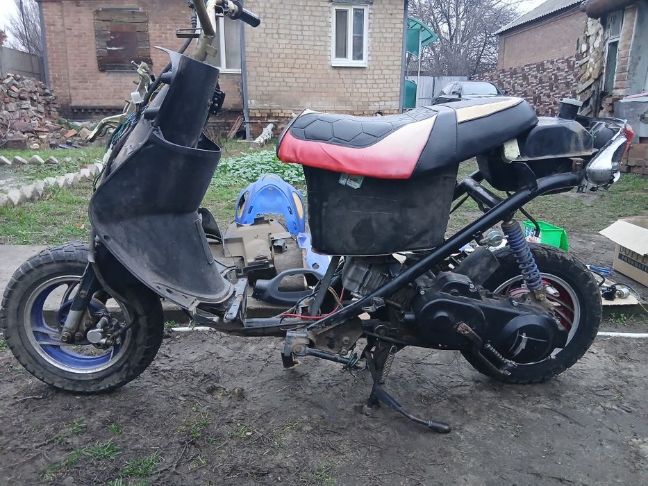 Продам скутер и запчасти.