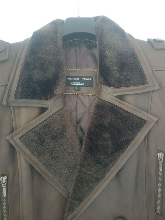 Gabardina em pele estilo militar