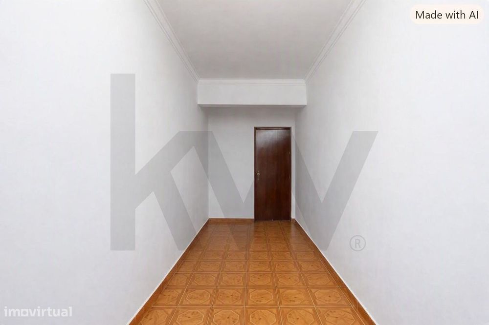 Apartamento T4 transformado em T3 na Amora