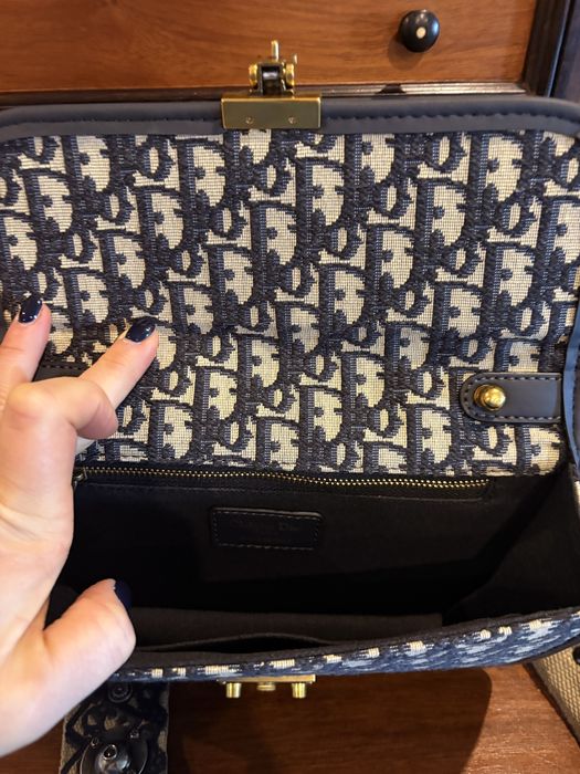 Mala azul com simbolos e detalhes exclusivos