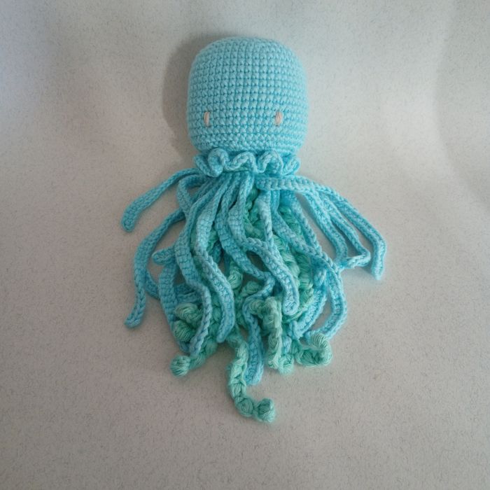 Amigurumi Polvo para Bebé – Feito à Mão, Seguro para Recém-Nascidos