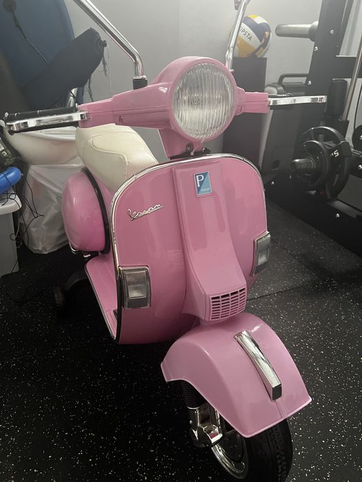 Mota electrica Vespa cor de rosa