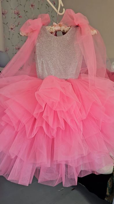 Платье розовое с банками на девочку 5-6 лет пышное нарядное блестящее