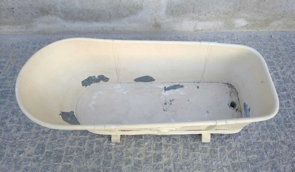 Antiga banheira pintada em chapa