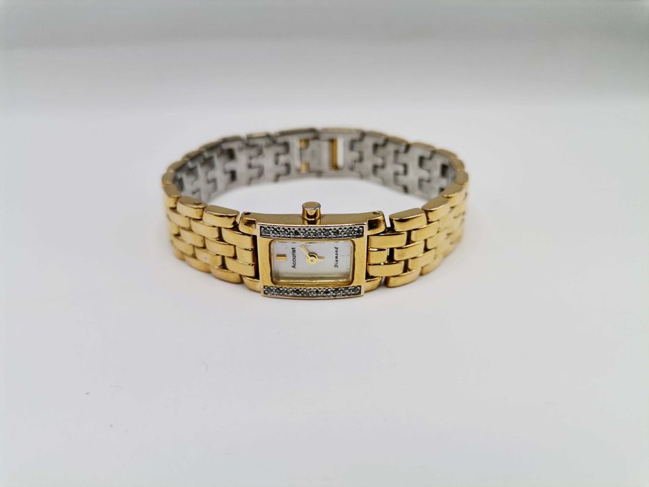 Zegarek damski z drobnymi brylantami na kopercie.