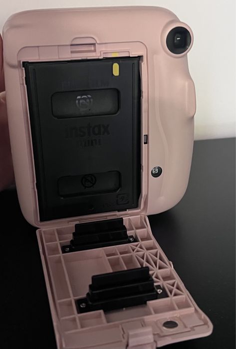 Продам фотоапарат Instax Mini 11