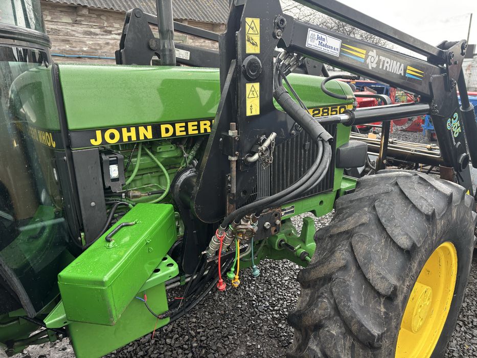Трактор John Deere 2850 з фронтальним погрущиком