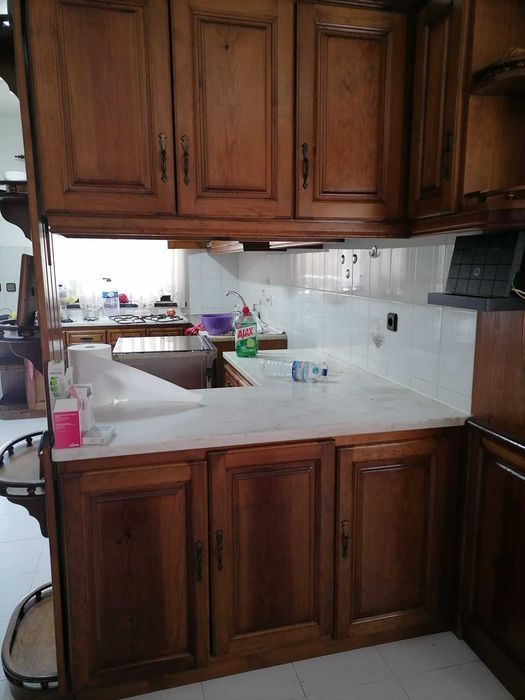 Cozinha completa com móveis e bancada em mármore