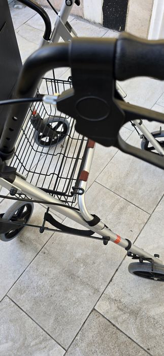 Andarilho usado  com banco e travão