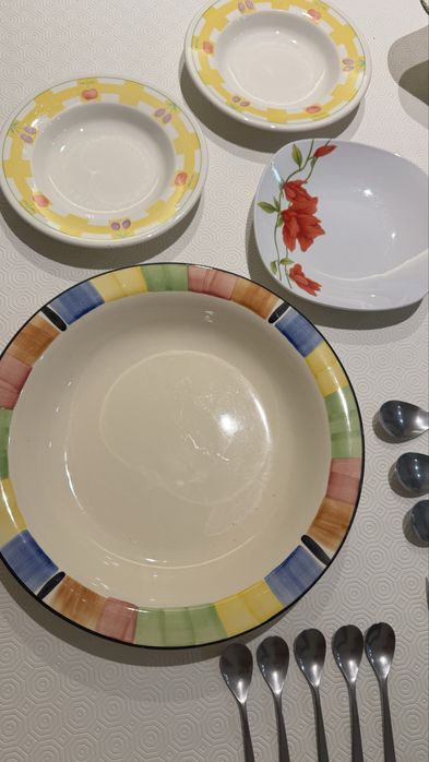 Conjunto de Pratos, talheres, tacho e pucara