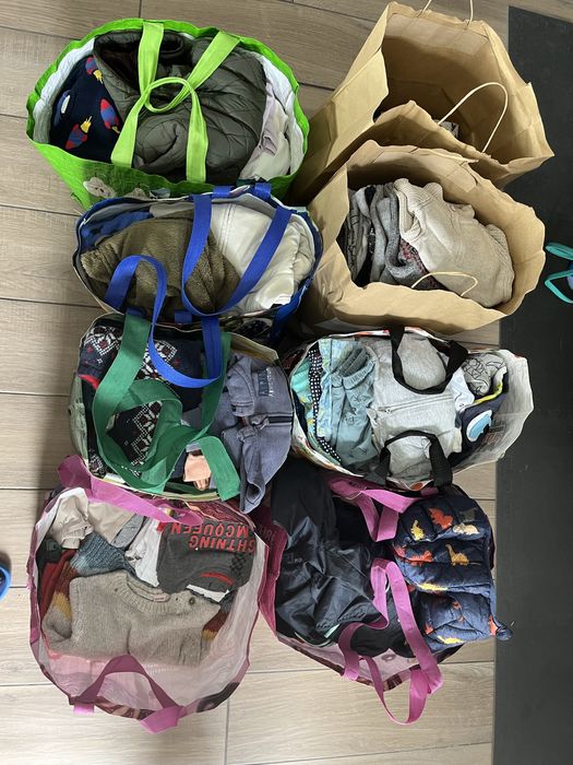 Centenas de peças de roupa de rapaz dos 2 aos 4 anos