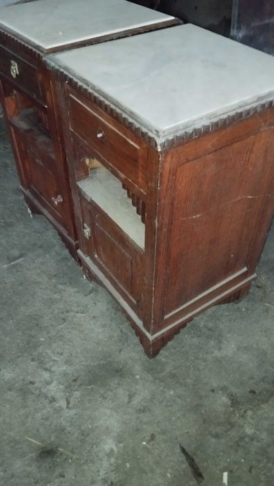 Par de Mesinhas de Cabeceira em Madeira Maciça com Mármore