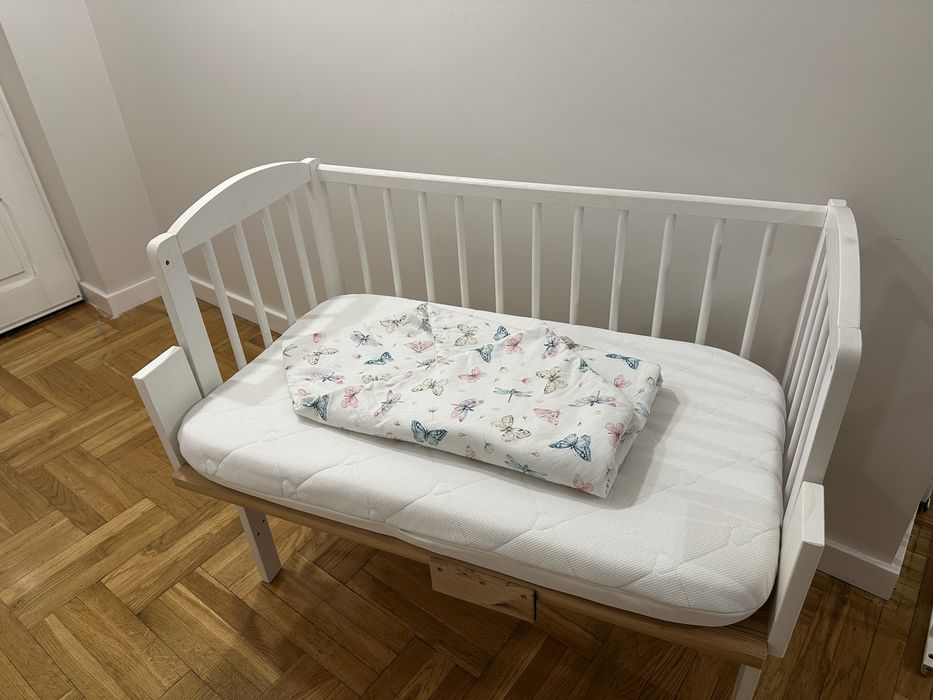 Drewniane łóżeczko dostawka z materacem