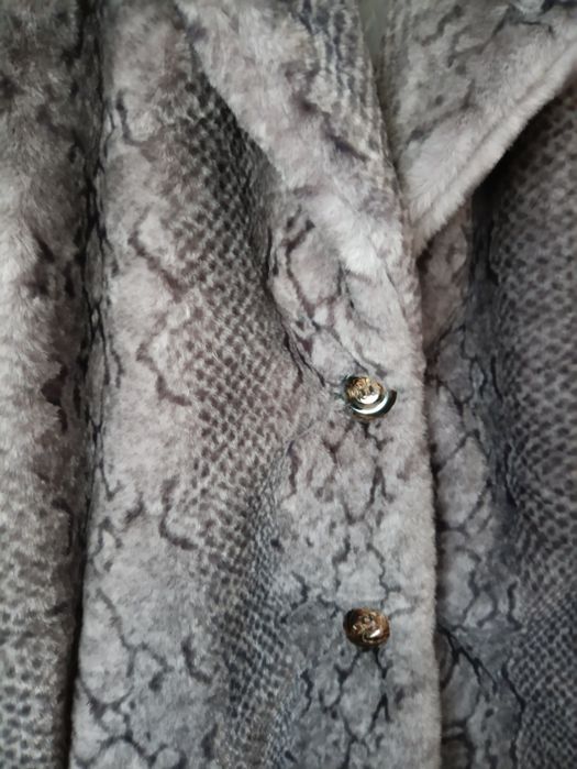 Пальто зі штучного хутра зі зміїним принтом