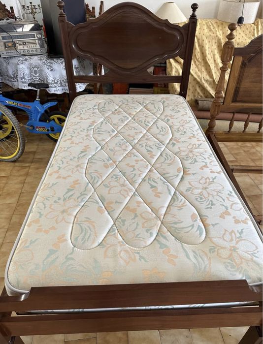 Cama de Solteiro em Madeira Maciça