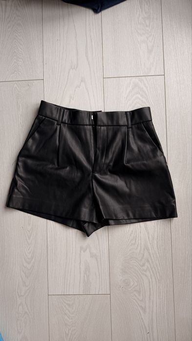 Шкіряні шорти від Zara