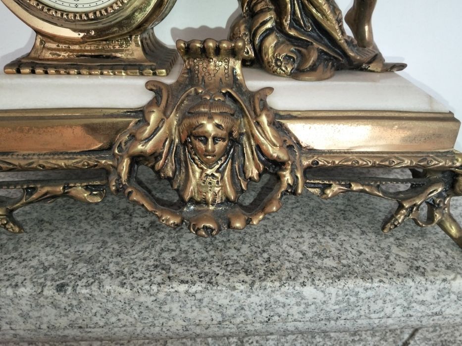 Relógio antigo com pedra mármore
