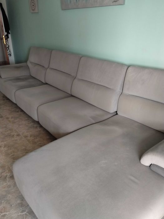 Sofá com chaise longue cinzento impermeabilizado