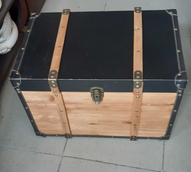 Belíssimo Baú em Madeira